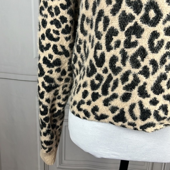 Fuzzy leopard print sweater - Picture 4 of 11